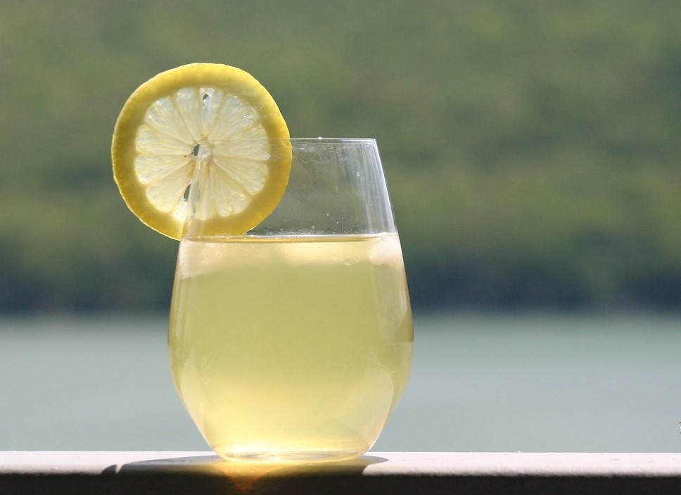 Zelf gezonde limonade maken met waterkefir